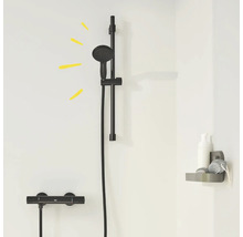 Schwarze Duschgarnitur mit Handbrause, Duschstange und Thermostatmischer an einer weißen Wand