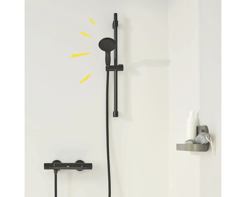 Schwarze Duschgarnitur mit Handbrause, Duschstange und Thermostatmischer an einer weißen Wand
