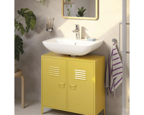 Badezimmer mit Waschbecken, gelbem Unterschrank und Spiegel