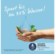 Symbolbild für Wassersparen mit den Händen, die einen Wassertropfen halten und dem Hinweis, dass bis zu 30 Prozent Wasser gespart werden kann