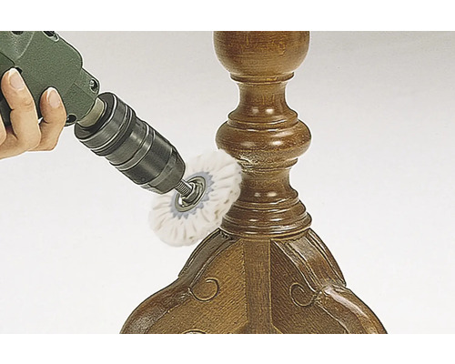 Bohrmaschine mit Polieraufsatz bearbeitet eine Holzoberfläche