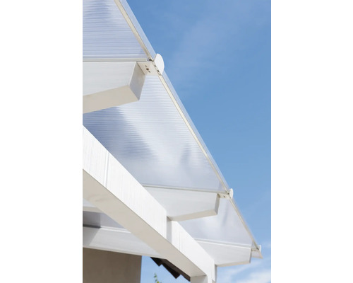 Detailansicht einer Terrassenüberdachung mit Polycarbonatplatten