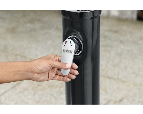 Person bedient Außendusche der Marke Bestway