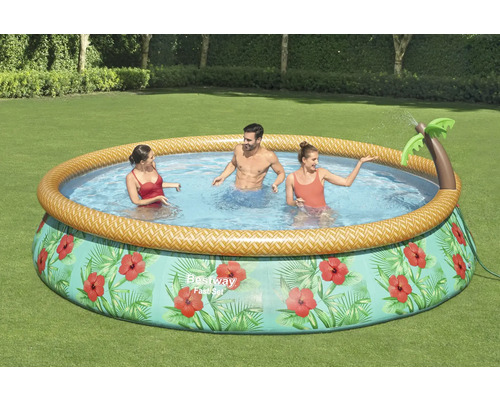 Aufblasbarer Pool mit Palmen-Wassersprinkler und Badegästen im Garten