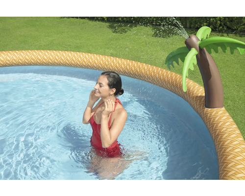 Aufblasbarer Pool mit Palmen-Wassersprüher und Frau im Wasser