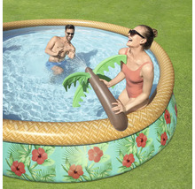 Aufblasbarer Pool mit Palmenmotiv und spielenden Personen