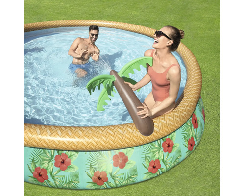 Aufblasbarer Pool mit Palmenmotiv und spielenden Personen