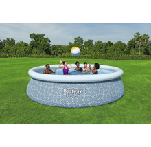 Aufblasbarer Pool mit Menschen im Garten und Bestway Logo