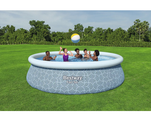 Aufblasbarer Pool mit Menschen im Garten und Bestway Logo