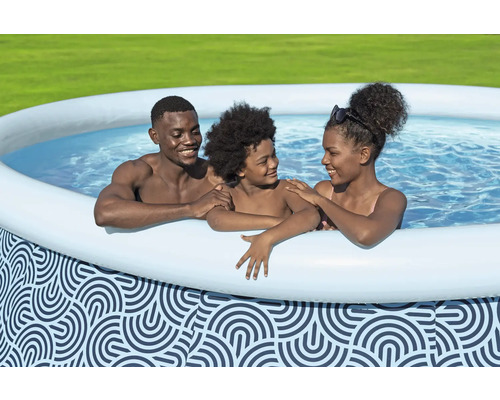 Familie entspannt in einem aufblasbaren Pool mit Muster