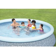 Familie genießt ein aufblasbares Bestway Schwimmbecken im Garten.