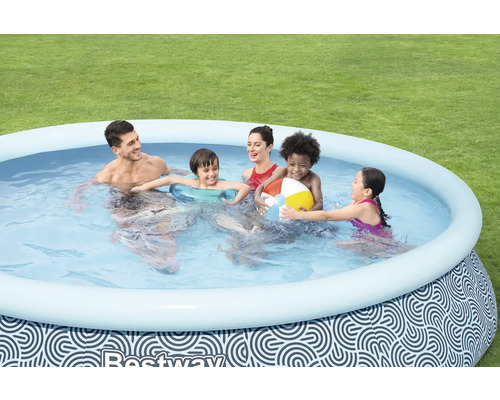 Familie genießt ein aufblasbares Bestway Schwimmbecken im Garten.
