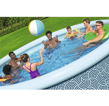 Szene einer Familie und Freunde, die sich in einem Aufstellpool im Garten vergnügen und mit einem Wasserball spielen.