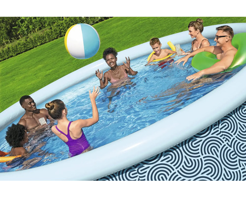 Szene einer Familie und Freunde, die sich in einem Aufstellpool im Garten vergnügen und mit einem Wasserball spielen.