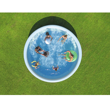 Aufblasbarer Pool mit Menschen auf Rasenfläche