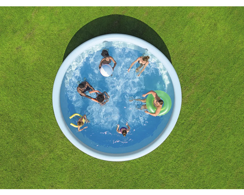 Aufblasbarer Pool mit Menschen auf Rasenfläche