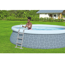 Aufblasbarer Pool mit Leiter und Muster im Garten