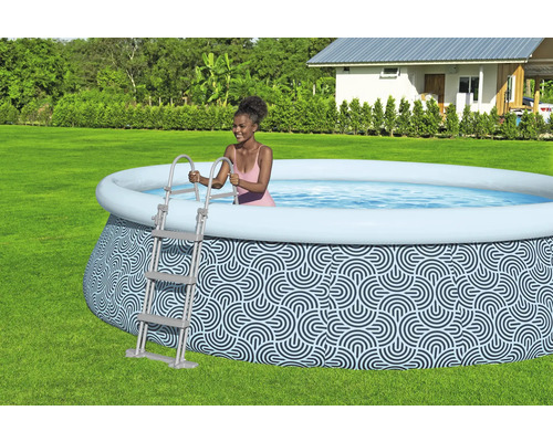 Aufblasbarer Pool mit Leiter und Muster im Garten