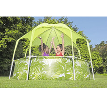 Pool mit Sonnenschutz und zwei spielenden Kindern im Garten.