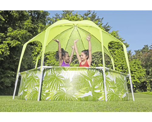 Pool mit Sonnenschutz und zwei spielenden Kindern im Garten.