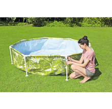 Aufblasbarer Pool mit Stahlrahmen und Blattmuster im Garten beim Aufbau