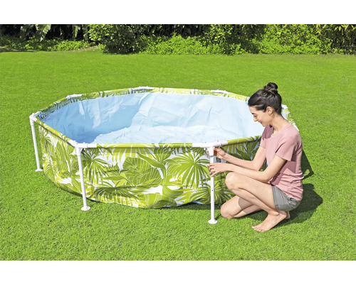 Aufblasbarer Pool mit Stahlrahmen und Blattmuster im Garten beim Aufbau
