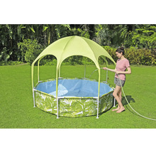 Gartenpool mit Sonnendach und tropischem Muster, befüllt von einer Frau