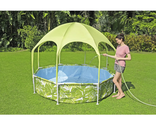 Gartenpool mit Sonnendach und tropischem Muster, befüllt von einer Frau