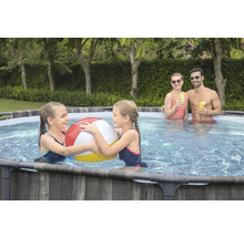 Familie entspannt sich im Gartenpool mit Poolball