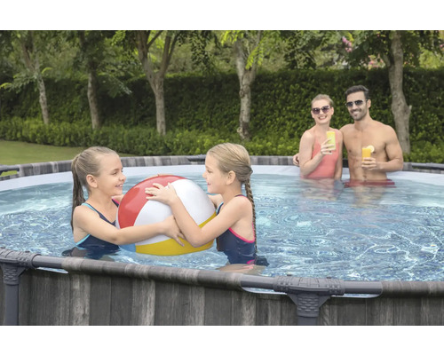 Familie entspannt sich im Gartenpool mit Poolball