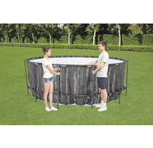 Aufbaubecken mit Holzoptik und zwei Personen im Garten.