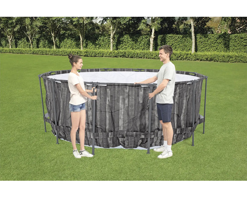 Aufbaubecken mit Holzoptik und zwei Personen im Garten.