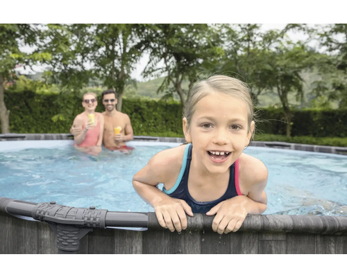 Familie mit Tochter im Aufstellpool im Garten