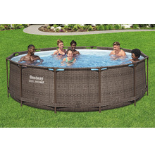 Ovaler Bestway Steel Pro Max Pool mit mehreren Personen im Wasser auf einer Rasenfläche