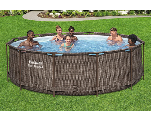 Ovaler Bestway Steel Pro Max Pool mit mehreren Personen im Wasser auf einer Rasenfläche