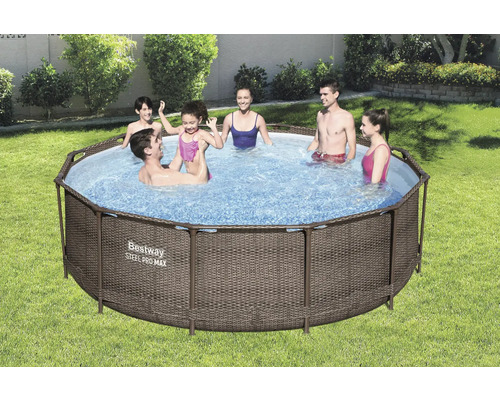 Familie genießt einen runden Bestway Steel Pro Max Pool im Garten.