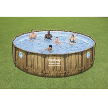 Bestway Aufstellpool mit Holzoptik und mehreren Personen im Wasser auf einer Rasenfläche