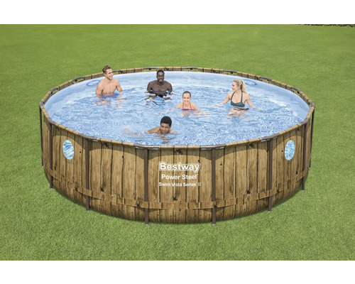 Bestway Aufstellpool mit Holzoptik und mehreren Personen im Wasser auf einer Rasenfläche