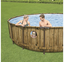 Aufstellpool mit Holzoptik im Garten, mit drei Personen im Wasser.
