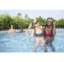 Szene mit Personen, die sich in einem Schwimmbecken im Freien aufhalten.