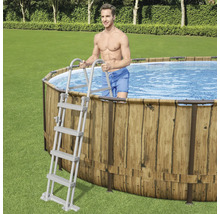 Aufstellpool mit Leiter im Garten