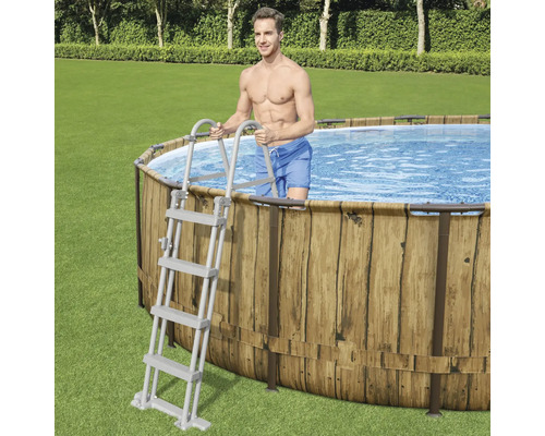 Aufstellpool mit Leiter im Garten