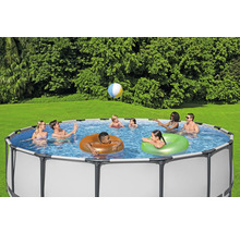 Familie und Freunde genießen einen Frame Pool im Garten mit einem Ball