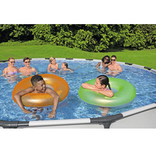 Szene mit einem Pool und mehreren Personen, die sich im Wasser vergnügen und Schwimmringe nutzen