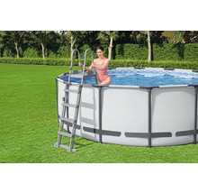 Aufstellpool mit Leiter und Person im Garten