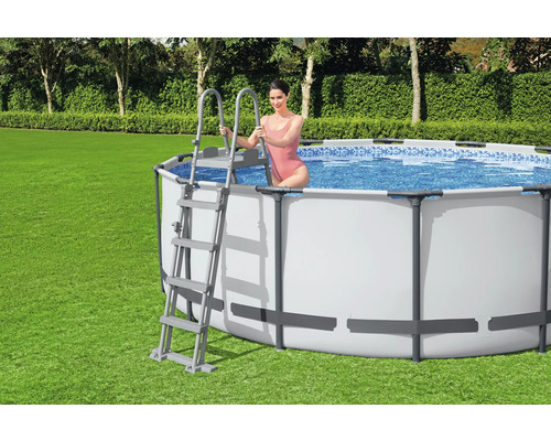 Aufstellpool mit Leiter und Person im Garten