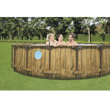Rundes Aufstellbecken mit Holzoptik und Personen im Garten