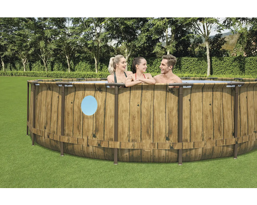 Rundes Aufstellbecken mit Holzoptik und Personen im Garten