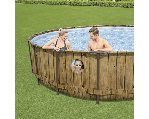 Familienpool mit Holzoptik und Personen im Wasser auf Rasen