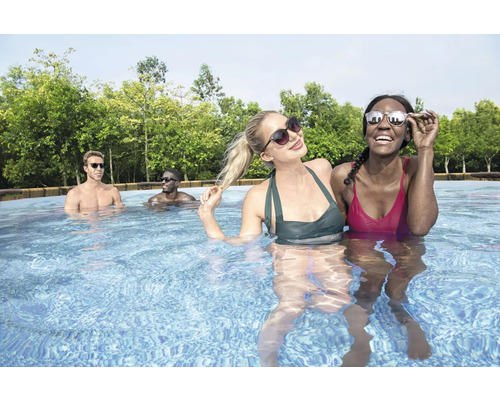 Szene im Pool mit mehreren Personen, die Badebekleidung und Sonnenbrillen tragen, vor Bäumen
